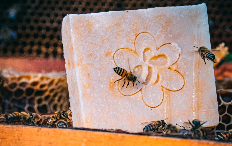 Jabón artesanal de miel · HONI cosmetics